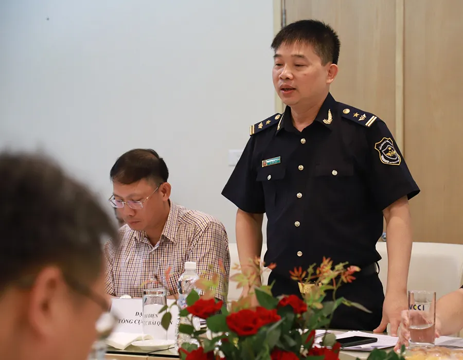 Đại diện Tổng cục Hải quan trả lời các doanh nghiệp tại hội thảo. Ảnh: C.LUẬN