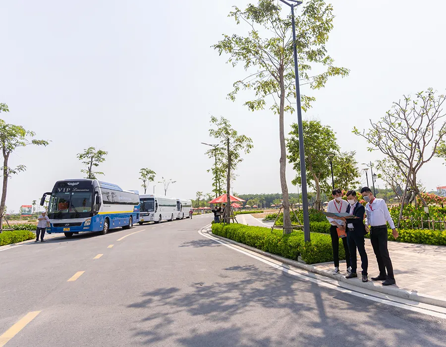 Cần hướng đến dịch vụ môi giới bất động sản chuyên nghiệp để góp phần xây dựng thị trường minh bạch, bền vững. Ảnh: M.LONG Cần hướng đến dịch vụ môi giới bất động sản chuyên nghiệp để góp phần xây dựng thị trường minh bạch, bền vững. Ảnh: M.LONG