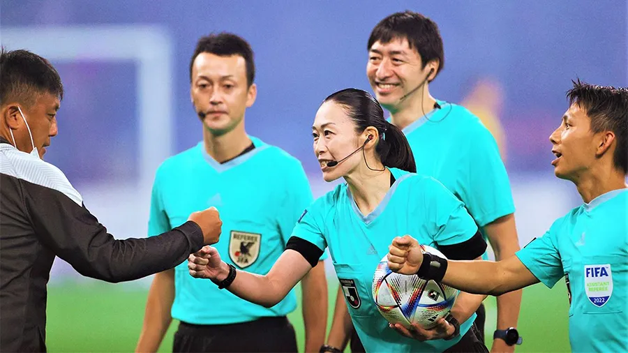Nữ trọng tài Nhật Bản Yoshimi Yamashita từng làm nhiệm vụ tại World Cup 2022 và World Cup nữ 2023. Ảnh: GETTY IMAGES 15_ko co trongtai VN tai ASIAN Cup_SEP_2023_ 350.jpg