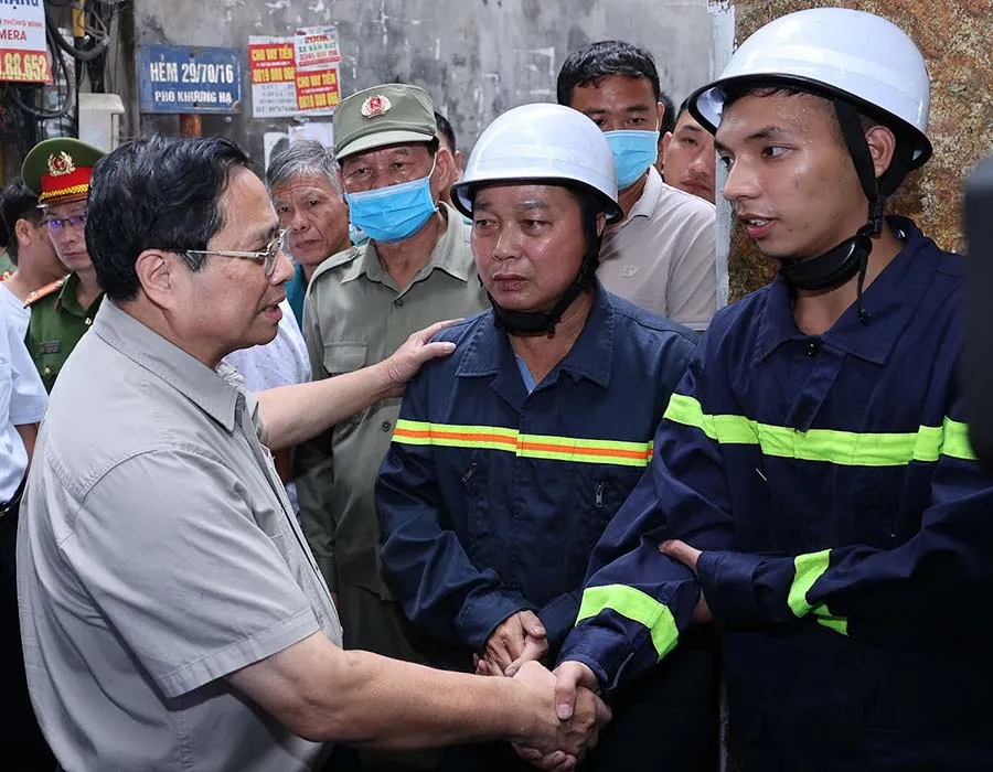 Thủ tướng thị sát hiện trường vụ cháy, thăm hỏi lực lượng cảnh sát PCCC và cứu nạn, cứu hộ. Ảnh: VGP p4-anh 1.jpg