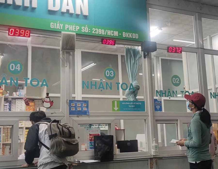 Người dân đến khám chữa bệnh tại BV Bình Dân. Ảnh: NGUYỄN HIỀN HGB_Kham-benh_21-9.jpg