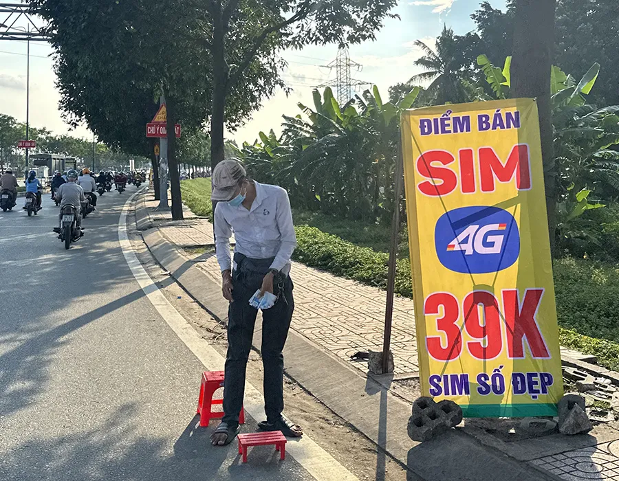 Người dân nên mua SIM điện thoại ở các điểm giao dịch chính thức của nhà mạng để đảm bảo quyền lợi của mình. Ảnh: HUỲNH THƠ Mua-ban-sim-rac_21-9.jpg