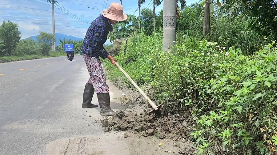 Người dân dọn dẹp bùn đất từ Cụm công nghiệp Cẩm Lệ tràn vào nhà, vườn sau cơn mưa. Ảnh: MINH TRƯỜNG Hinh1_Dan-don-dat-bun_DN_25-9.jpg