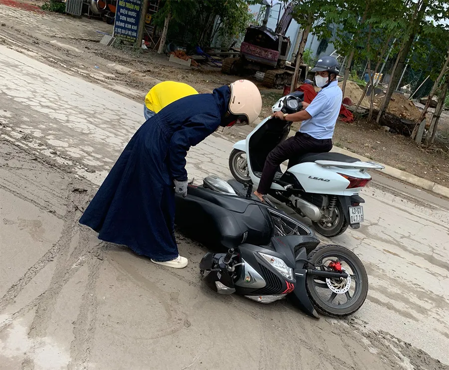 Bùn đất tràn ra trơn trượt, gây tai nạn cho người đi đường. Ảnh: MINH TRƯỜNG hinh2_duong-tron-trot-te-xe_25-9.jpg