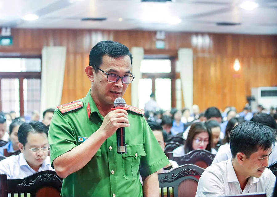 Đại tá Phạm Thanh Tâm, Phó Giám đốc công an tỉnh, đối thoại với công nhân lao động về nạn tín dụng đen. Ảnh: HD Hinh_chinh-P5_Chính_huynhdu_minhanh_2h.jpg