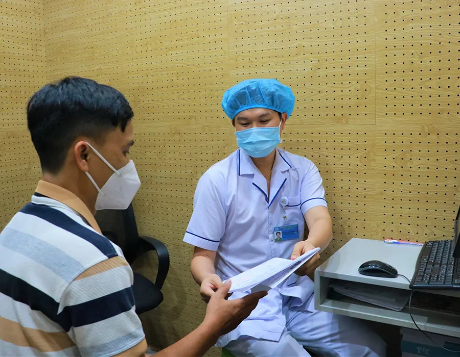 Bác sĩ BV Tai Mũi Họng TP.HCM tư vấn cho bệnh nhân về bệnh điếc đột ngột. Ảnh: VÕ THƠ IMG_20230925_175202.jpg