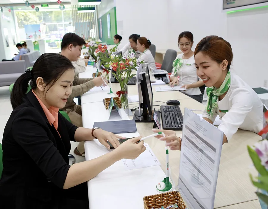 Việc các ngân hàng giảm lãi suất cho vay thời gian qua đã phần nào giảm gánh nặng tài chính cho người mua nhà. Ảnh: NGUYỆT NHI p10-bai-laisuat.jpg