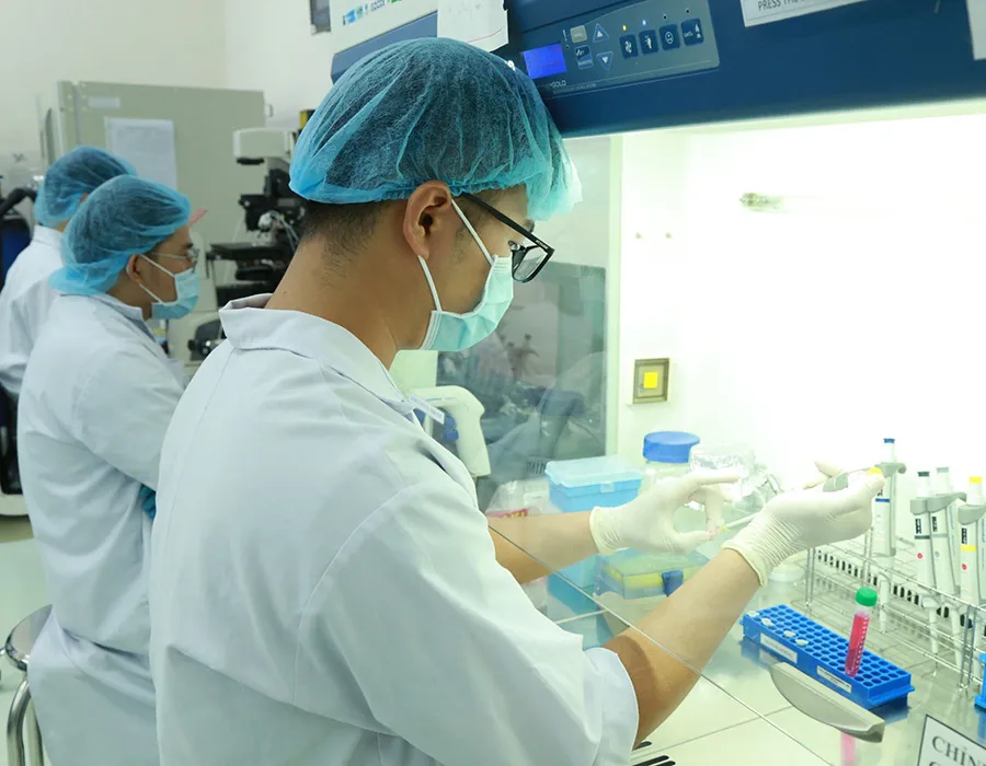 Sinh viên đang thực hành nghiên cứu tại trung tâm trực thuộc ĐH Quốc gia TP.HCM. Đây là nơi ươm tạo và phát triển các sản phẩm, công nghệ đổi mới sáng tạo và hỗ trợ quá trình học tập, nghiên cứu khoa học của cộng đồng sinh viên, các nhà khởi nghiệp trẻ. Ảnh: THANH THÙY P4_chinh_thuhutnhantai_thanhtuyen_phthao_ttam.jpg