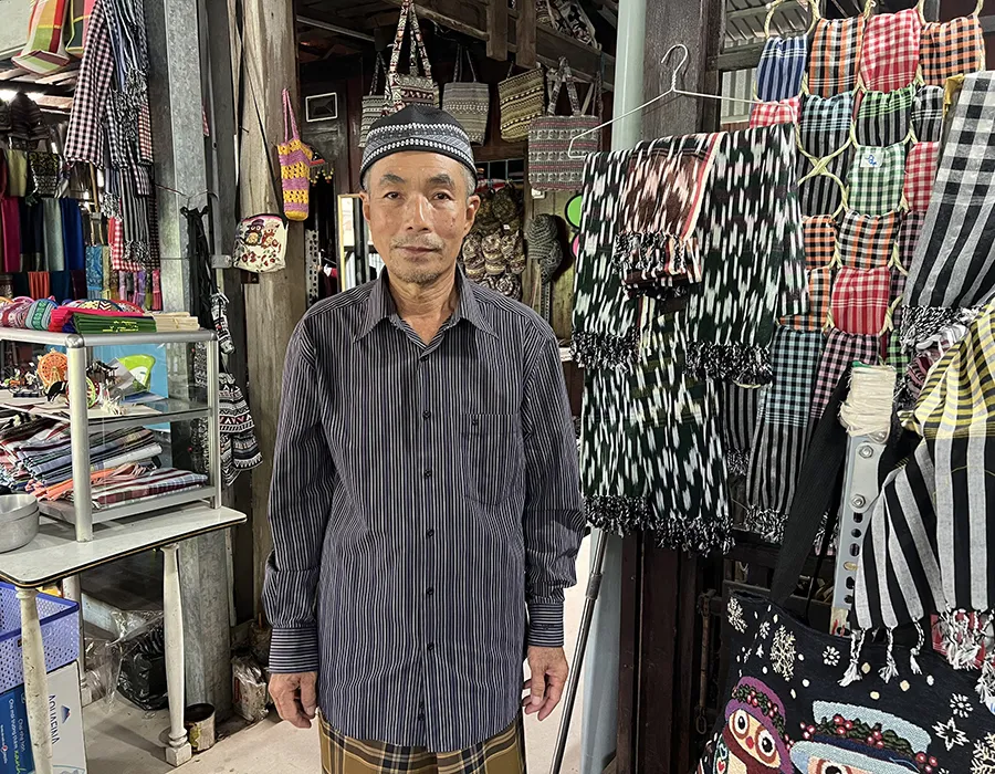 Ông Mohamad bên cạnh những sản phẩm dệt truyền thống của đồng bào người Chăm. Ảnh: QUỐC HƯƠNG niu giu cac lang nghe bai 1 1.jpg