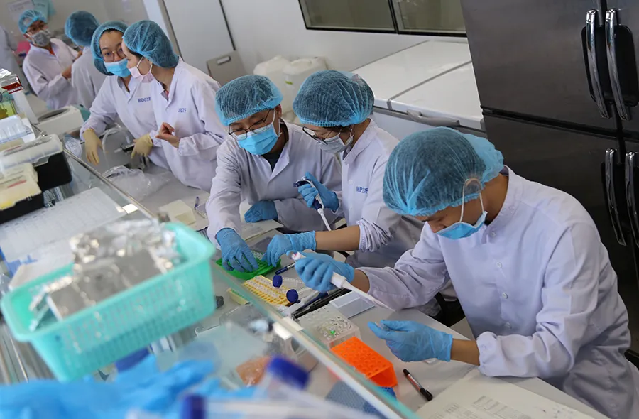 Công nhân sản xuất tại một công ty trong Khu công nghệ cao TP.HCM. Ảnh: HOÀNG GIANG p10-kinh te tphcm.jpg