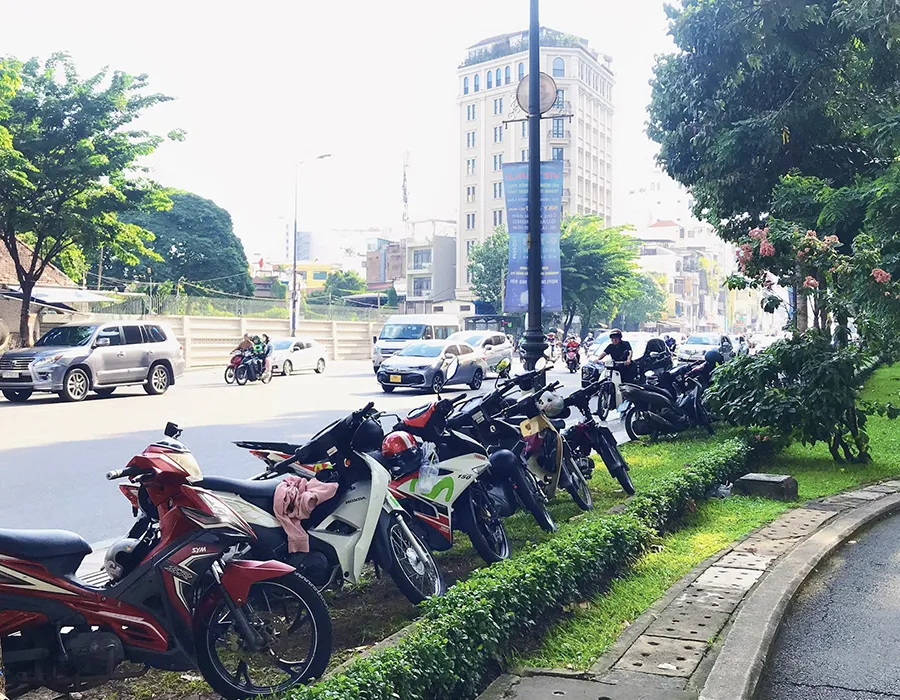 Không có bãi giữ xe tại Công viên Hoàng Văn Thụ (quận Tân Bình), người dân phải dựng xe trên vỉa hè, mang theo ổ khóa, dây xích để khóa lại. Ảnh: TRẦN MINH P14_xe-cong-vien_h1.jpg