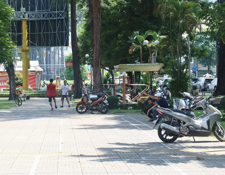 Tại Công viên Âu Lạc (quận 5), người dân phải chạy xe vào khuôn viên vì không có bãi giữ xe. Ảnh: THẢO HIỀN P14_xe cong vien_h2.jpg