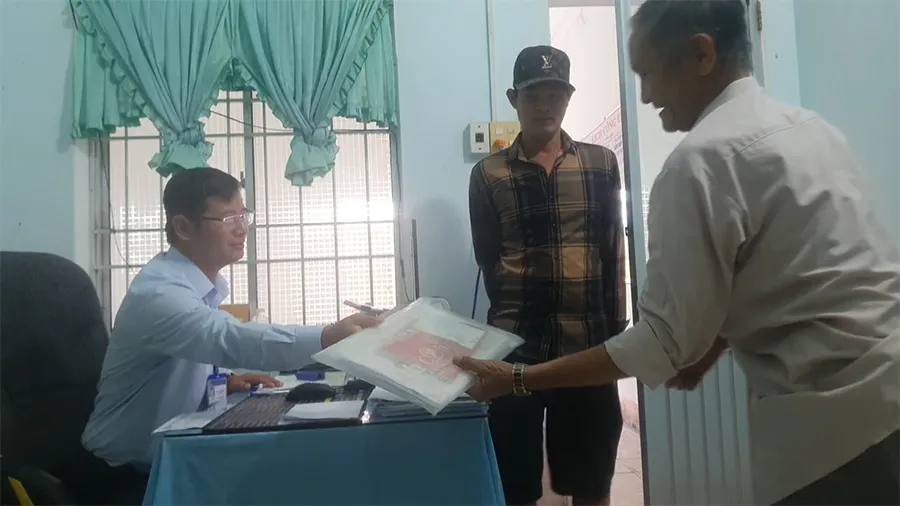 Ngư dân cung cấp sổ nhật ký khai thác tại cảng cá Gành Hào. Ảnh: TRẦN VŨ Bạc Liêu đẩy mạnh nhiều giải pháp chống đánh bắt hải sản trái phép