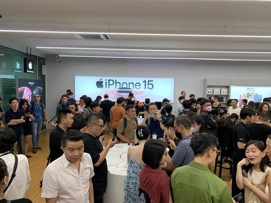 Nhiều người xếp hàng mua điện thoại iPhone 15 tại một cửa hàng điện máy. Ảnh: P.MINH P11_hinhbai.jpg