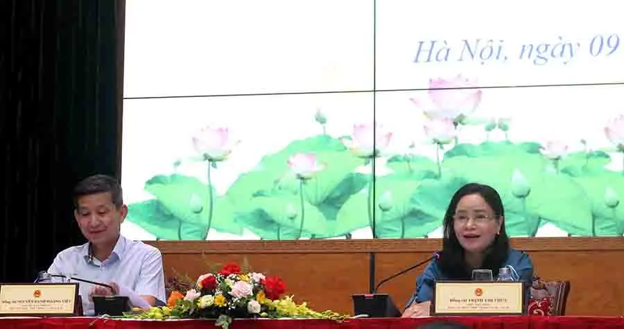 Thứ trưởng Bộ VH-TT&DL Trịnh Thị Thủy (góc phải) trả lời câu hỏi của báo chí. Ảnh: VT IMG_20231009_185405.jpg
