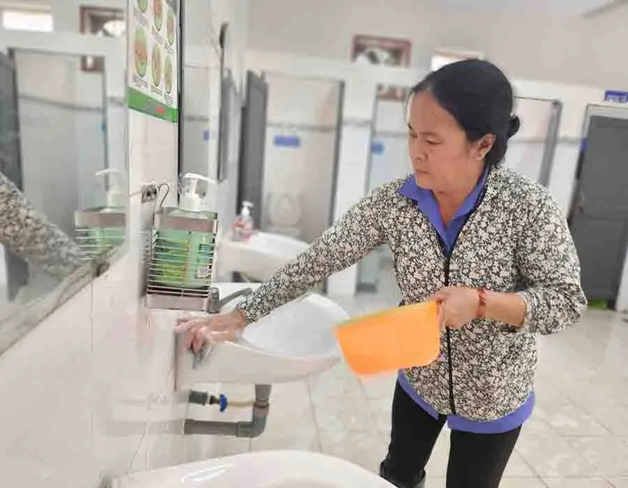 UBND quận 6 vừa phê duyệt kinh phí để sửa lại công trình nhà vệ sinh của Trường THCS Nguyễn Văn Luông, quận 6. Trong ảnh: Nhân viên đang lau chùi nhà vệ sinh. Ảnh: NGUYỄN QUYÊN cac-khoan-thu-1.jpg