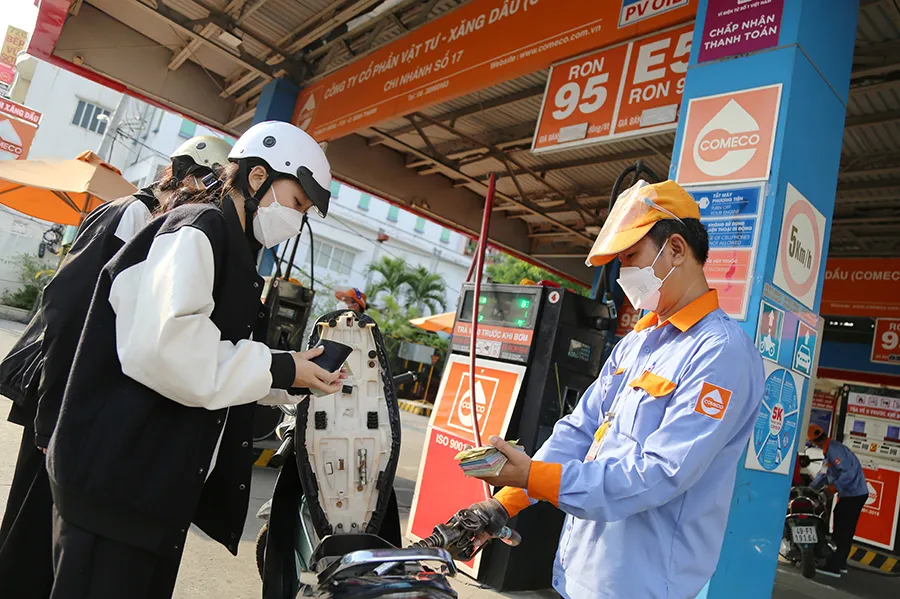 Bộ Công Thương đề xuất cho đại lý bán lẻ được lấy hàng từ nhiều nguồn nhưng tối đa không quá ba nguồn. Ảnh: HOÀNG GIANG xangdau_hoanggiang (7).jpg