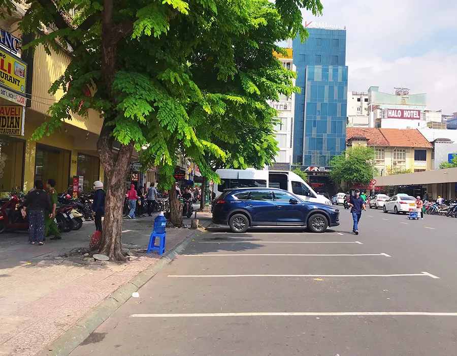 Các bãi giữ xe trên đường Phan Chu Trinh (phường Bến Thành, quận 1) đã được di dời, lòng lề đường thông thoáng hơn. Ảnh: NGUYỄN HIỀN Hinh2_Dep-bai-giu-xe_19-10.jpg