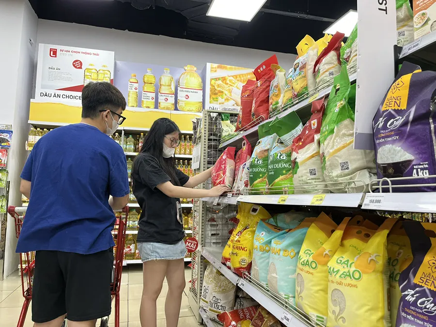Giảm thuế VAT giúp doanh nghiệp tăng doanh số bán hàng, người tiêu dùng được mua hàng hóa với giá thấp hơn. Ảnh: TÚ UYÊN mua-sam.jpg