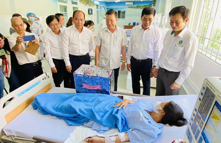 Lãnh đạo Sở Y tế TP.HCM, BV Lê Văn Thịnh và huyện Cần Giờ thăm hỏi, tặng quà cho bệnh nhân. Ảnh: THẢO PHƯƠNG P13_chay than_h2.jpg
