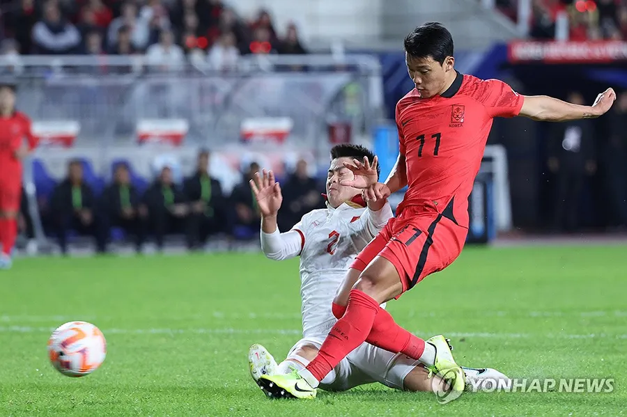 Duy Mạnh nỗ lực ngăn chặn tiền đạo Hàn Quốc ghi bàn. Ảnh: YONHAP NEWS 15_HLV Troussier khen tran thua HQ_OCT_2023_310.jpg