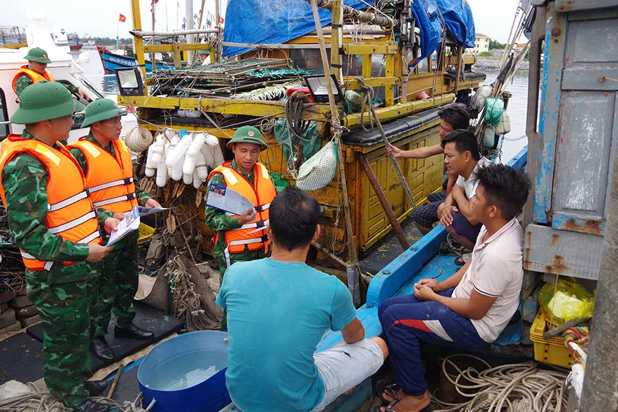 Lực lượng biên phòng phát tờ rơi, tuyên truyền cho các ngư dân. Quảng Bình bứt phá mạnh mẽ từ kinh tế biển
