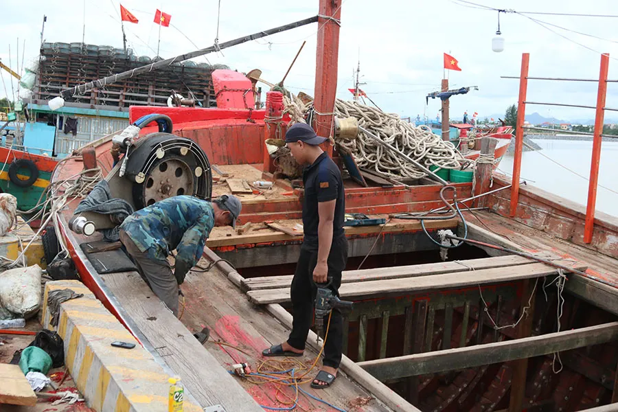 Ngư dân Quảng Bình chuyển hải sản lên bờ sau chuyến đánh bắt. Ảnh: B.THIÊN Ngư dân Quảng Bình chuyển hải sản lên bờ sau chuyến đánh bắt. Ảnh: B.THIÊN