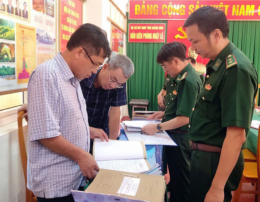 Ông Đoàn Ngọc Lâm (ngoài cùng bên trái), Phó Chủ tịch thường trực UBND tỉnh Quảng Bình, đang kiểm tra công tác về phòng, chống IUU tại Đồn biên phòng Nhật Lệ. P23_Quang Binh_h1.jpg