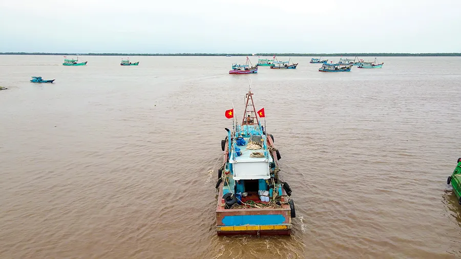 Tàu cá của ngư dân tỉnh Bến Tre ra khơi đánh bắt. Ảnh: VPCT