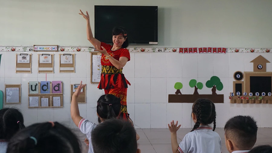 Cô Võ Thị Mỹ Dung, giáo viên Trường Mầm non Anh Đào, quận Gò Vấp (người nhận giải thưởng Võ Trường Toản năm nay) đang dạy múa cho học trò. Ảnh: NGUYỄN QUYÊN giải thưởng Võ Trường Võ