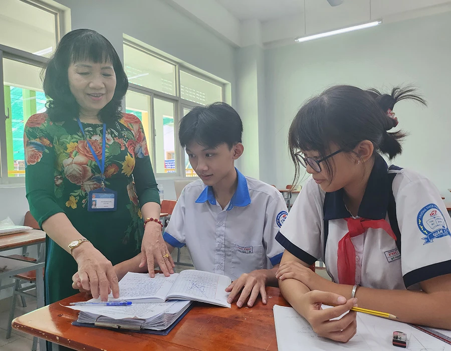Cô Ngô Thị Thúy Loan, giáo viên Trường THCS Phú Thọ, quận 11 (người nhận giải thưởng Võ Trường Toản năm nay), đang dạy cho học sinh. Ảnh: NGUYỄN QUYÊN Giải thưởng Võ Trường Toản