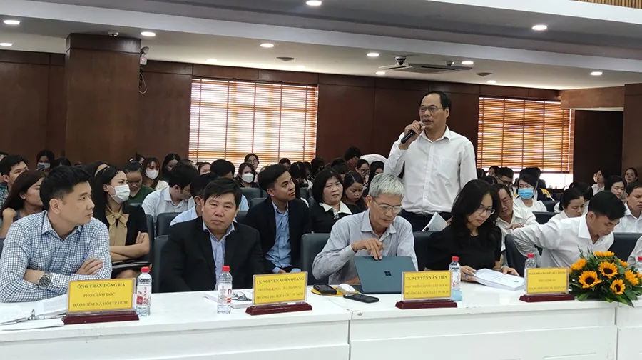 Các chuyên gia, đại diện doanh nghiệp tham gia góp ý dự thảo Luật BHXH sửa đổi. Đối với dự thảo Luật BHXH sửa đổi lần này, người lao động (NLĐ) quan tâm nhất là quy định về rút BHXH một lần. Ảnh: NGUYỄN HIỀN BHXH một lần