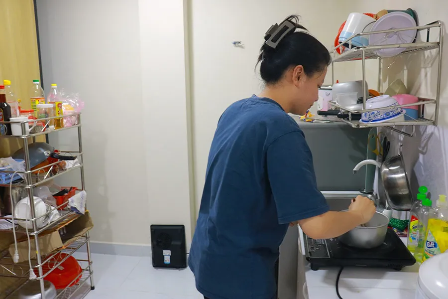 Vừa nấu bữa trưa, chị Nhi vừa tâm sự cuối tháng 11 vợ chồng chị (đang làm công nhân) sẽ trả nhà trọ, về quê Nghệ An. Ảnh: VÕ THƠ cong-nhan-ve-que