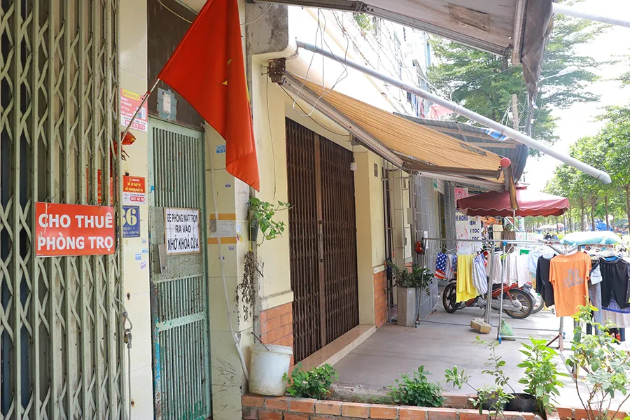 Các biển “cho thuê phòng trọ” được treo đầy trước các dãy trọ ở phường Tân Tạo, quận Bình Tân. Ảnh: VÕ THƠ cong-nhan-ve-que