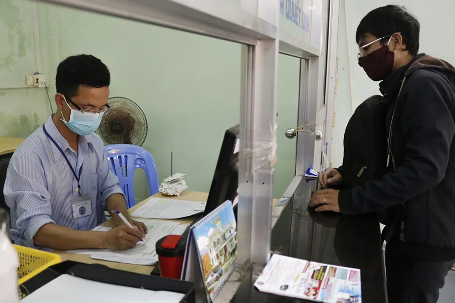 Người dân làm thủ tục hưởng trợ cấp thất nghiệp tại Trung tâm Dịch vụ việc làm TP.HCM. Ảnh: NGUYỆT NHI trợ cấp thất nghiệp