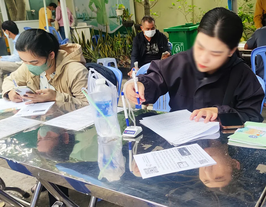 Người dân đến làm thủ tục nhận BHXH một lần tại cơ quan BHXH TP Thủ Đức.