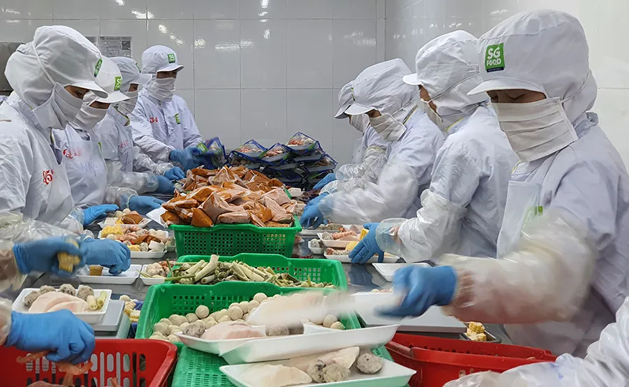 Nếu yêu cầu phải xuất thêm hóa đơn thuế nội địa được áp dụng sẽ làm phát sinh thêm thủ tục hành chính, tăng thêm nhân lực của doanh nghiệp. Ảnh: QUANG HUY xuat-nhap-khau 1.jpg