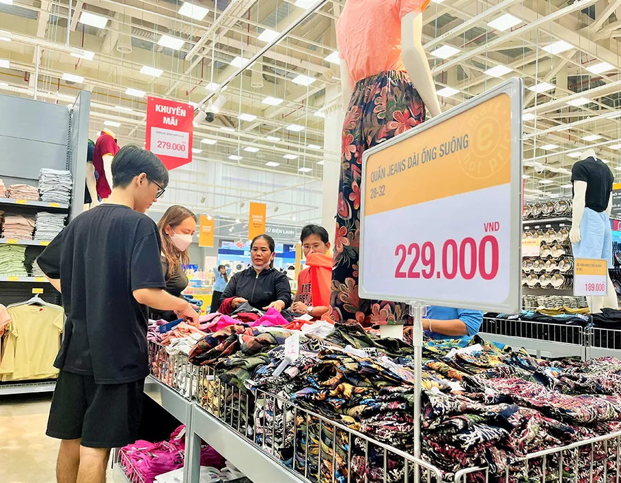 Các nhà kinh doanh liên tục tung các chương trình khuyến mãi với giá cả phải chăng để phục vụ người tiêu dùng mùa Tết. Ảnh: TÚ UYÊN Doanh nghiệp “tung chiêu” kích cầu mùa mua sắm Tết.jpg