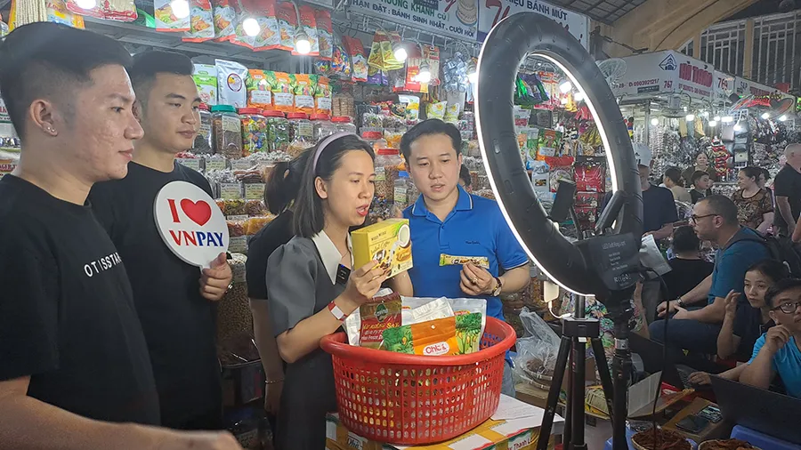 Người ảo có thể đã chốt được hàng trăm đơn hàng chỉ trong thời gian ngắn. Ảnh: THU HÀ Doanh nghiệp “tung chiêu” kích cầu mùa mua sắm Tết