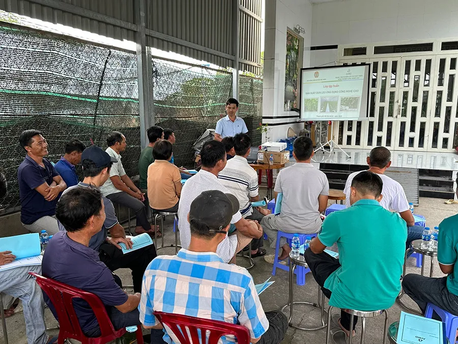 Kỹ sư Lưu hướng dẫn người dân kỹ thuật trồng rau thủy canh, khổ qua, cà chua ứng dụng công nghệ cao. Ảnh: TL p12-bai-cong-nghe-cao-h2-5300.jpg