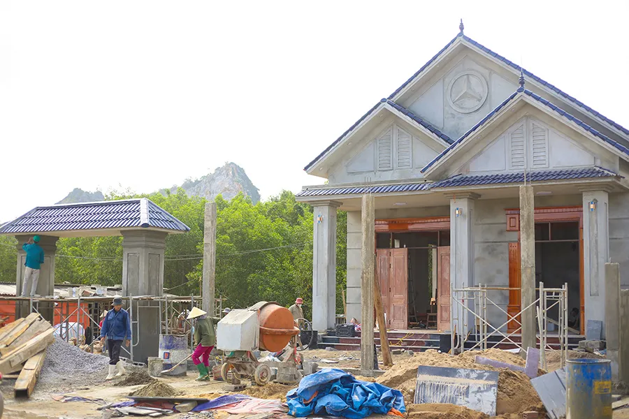 Những dãy nhà khang trang tại khu tái định cư thôn Áng Sơn, xã Vạn Ninh, huyện Quảng Ninh, Quảng Bình. Ảnh: B.THIÊN Khu tái định cư dự án cao tốc Bắc-Nam