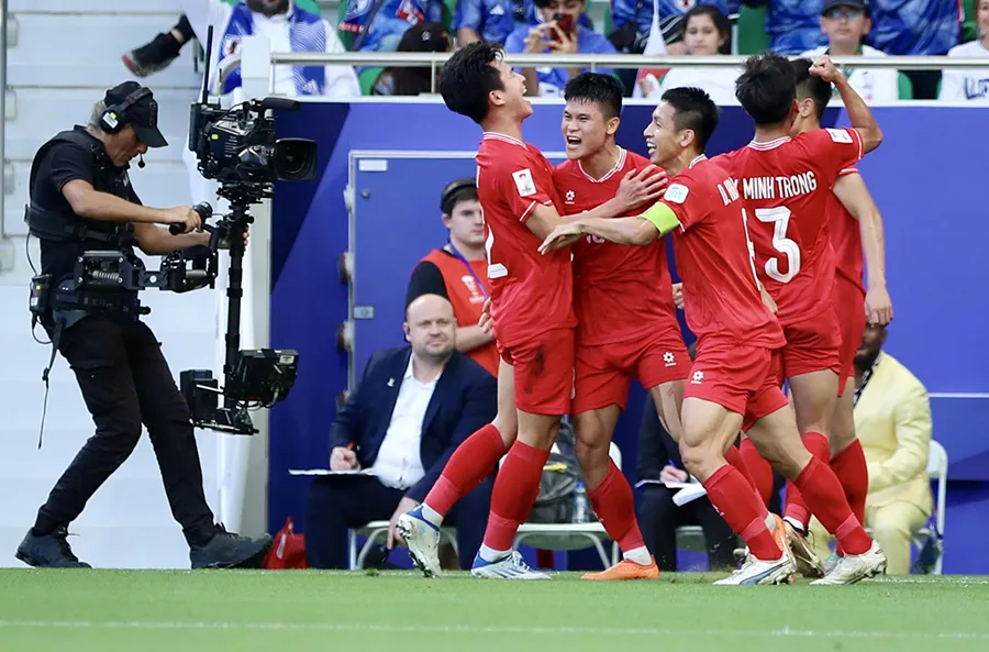 Asian Cup chưa có địa chấn nhưng đã có trận hay nhất từ đầu giải với hai lần ứng viên vô địch số 1 phải vào lưới nhặt bóng trước những cầu thủ bóng đá Việt Nam.
