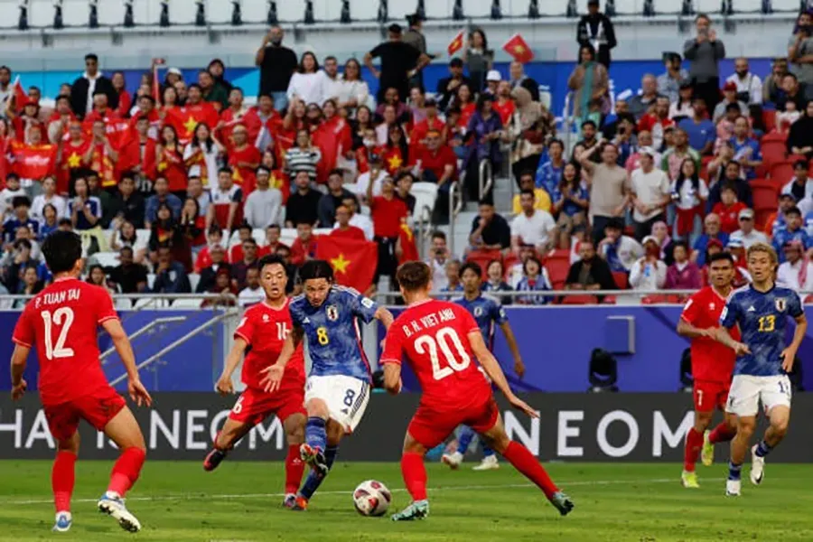 Asian Cup chưa có địa chấn nhưng đã có trận hay nhất từ đầu giải với hai lần ứng viên vô địch số 1 phải vào lưới nhặt bóng trước những cầu thủ bóng đá Việt Nam.