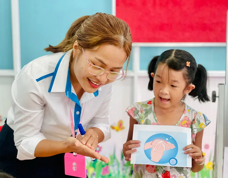 Lớp học vui vẻ dành cho các bệnh nhi diễn ra mỗi ngày 2 tiếng, từ thứ Hai đến thứ Sáu hằng tuần. Ảnh: THẢO PHƯƠNG Lớp học vui vẻ dành cho các bệnh nhi