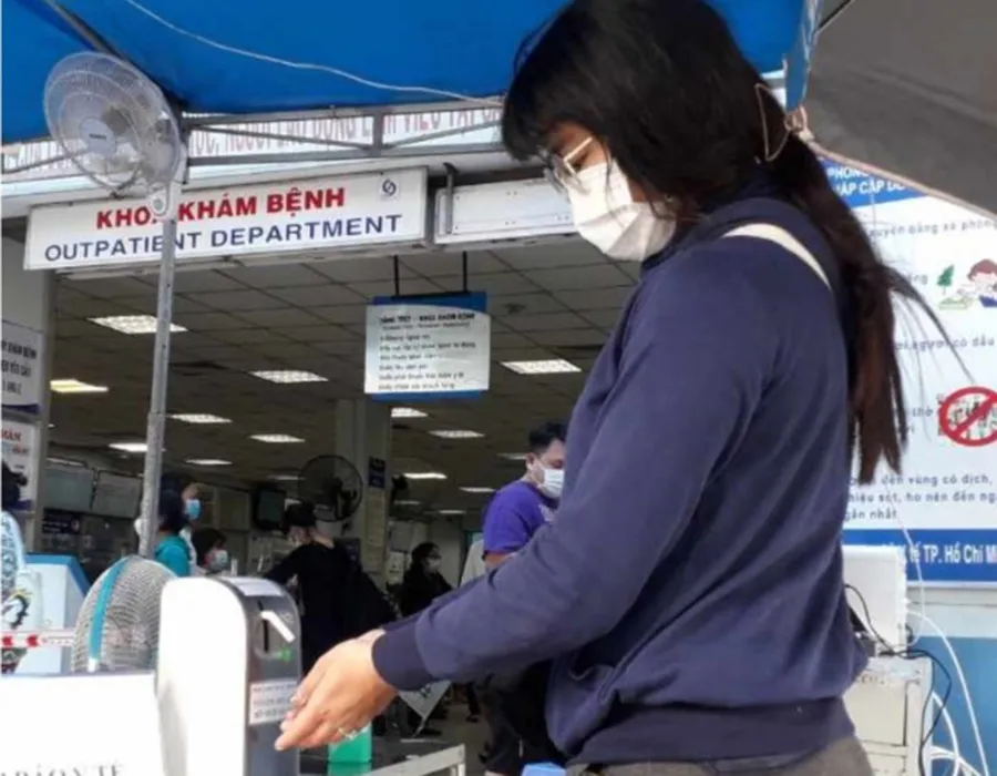 Rửa tay bằng dung dịch sát khuẩn để ngừa biến thể phụ JN.1 ở người mắc COVID-19. Ảnh: TRẦN NGỌC Rửa tay bằng dung dịch sát khuẩn để ngừa biến thể phụ JN.1 ở người mắc COVID-19