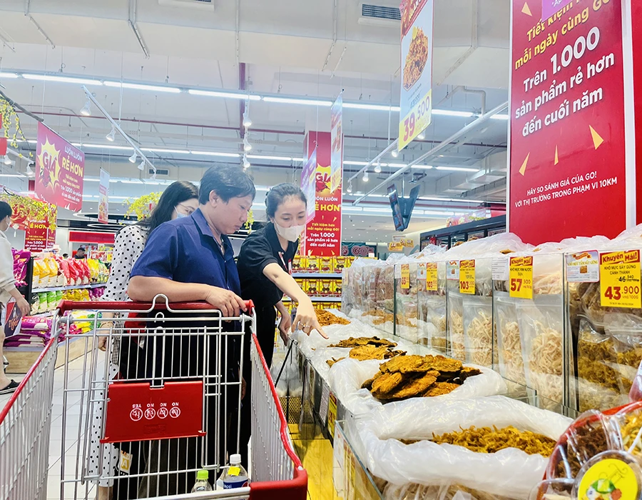 Những ngày cao điểm Tết, các siêu thị đều đã lên kế hoạch tăng giờ phục vụ. Ảnh: TÚ UYÊN H3 TUUYEN.jpg