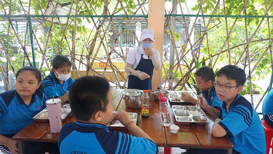 Việc đóng thuế suất ăn bán trú sẽ ảnh hưởng đến chất lượng bữa ăn. Trong ảnh: Bữa ăn bán trú tại Trường THCS Nguyễn Văn Luông, quận 6, TP.HCM. Ảnh: NGUYỄN QUYÊN Việc đóng thuế suất ăn bán trú sẽ ảnh hưởng đến chất lượng bữa ăn