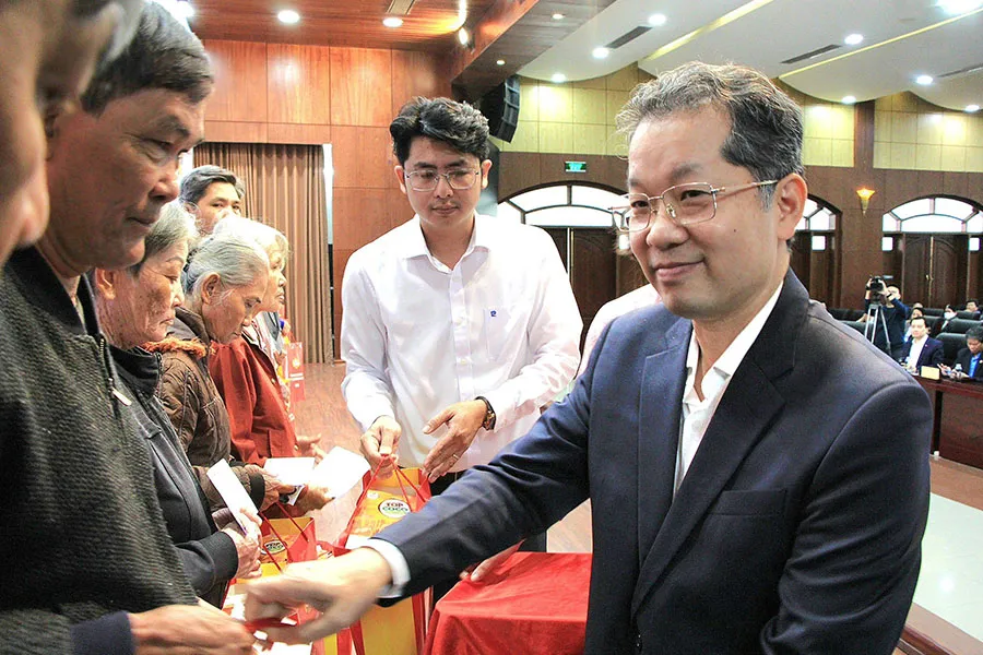 Bí thư Thành ủy Đà Nẵng Nguyễn Văn Quảng trao quà, chăm lo Tết cho người dân