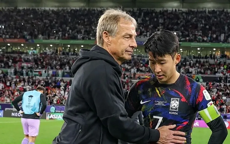 2_14_BAICHINH_Chutich LDBD Hanquoc_keugoichiase tien sathai_ Klinsmann_930_2h.jpg