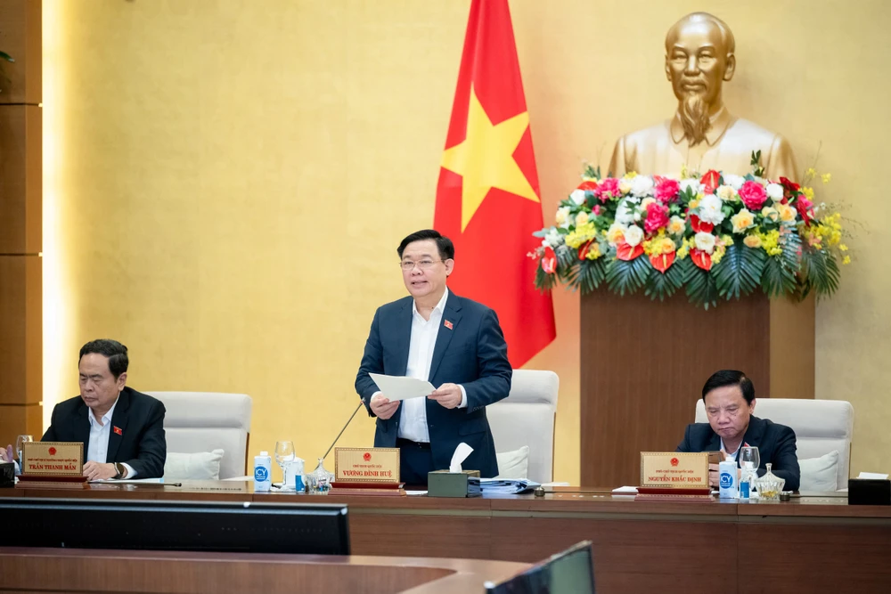 Chủ tịch Quốc hội Vương Đình Huệ phát biểu tại phiên thảo luận về dự án Luật sửa đổi, bổ sung một số điều của Luật Cảnh vệ. Ảnh: PHẠM THẮNG Lý do cần cảnh vệ với Thường trực Ban Bí thư và 2 chức danh khác
